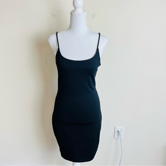 Fabletics Black Bailey Ruched Strappy Criss Cross Back Active Bodycon Dress - Picture 2 of 8